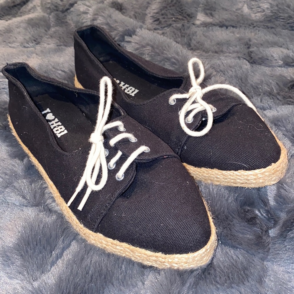 🔴Women’s Size 6.5 Canvas Shoe